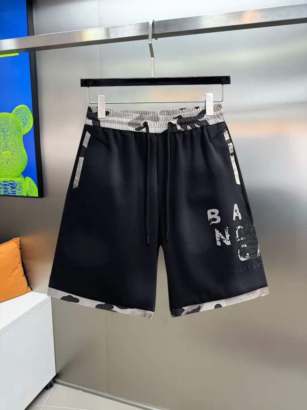Balenciaga's three-standard complete 2026 summer New Arrival men's casual shorts, advanced custom-made Breathable fabric, Breathable fabric, extremely stretchy and comfortable, impeccable details, top-grade accessories, original logo design concept, delicate and soft feel! The upper body fit is awesome! Size: M-XXXL Please state your height and weight when ordering